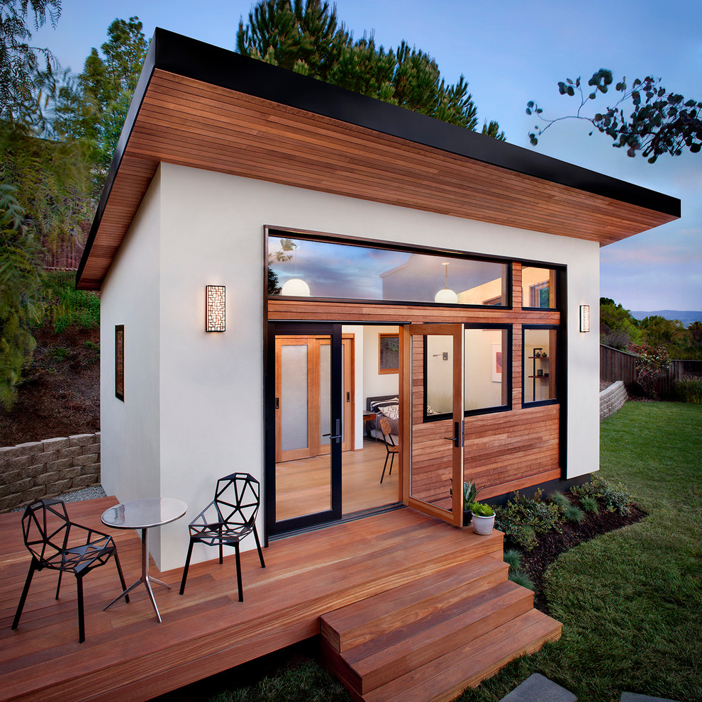 На фото: маленький, одноэтажный, белый дом в современном стиле с односкатной крышей для на участке и в саду с