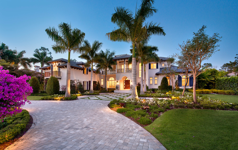 Geräumiges, Zweistöckiges Einfamilienhaus mit Mix-Fassade, beiger Fassadenfarbe, Walmdach und Ziegeldach in Miami