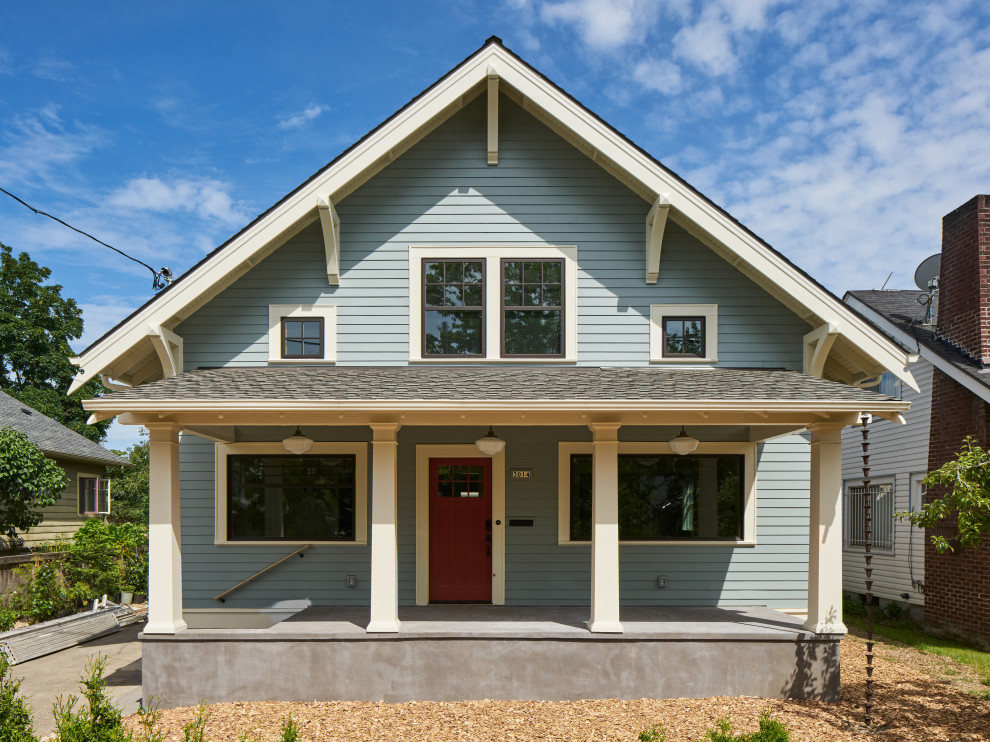 Mittelgroßes, Zweistöckiges Rustikales Haus mit Vinylfassade, blauer Fassadenfarbe, Walmdach und Schindeldach in Portland