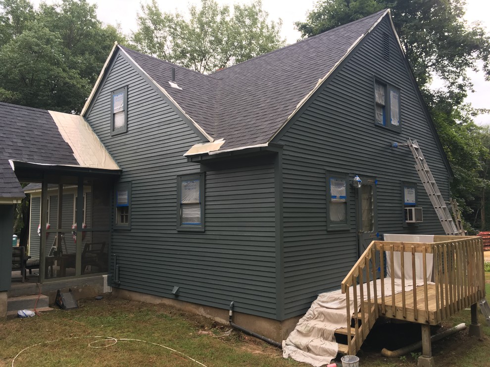 Cette photo montre une façade de maison bleue tendance en bois de taille moyenne et à un étage.