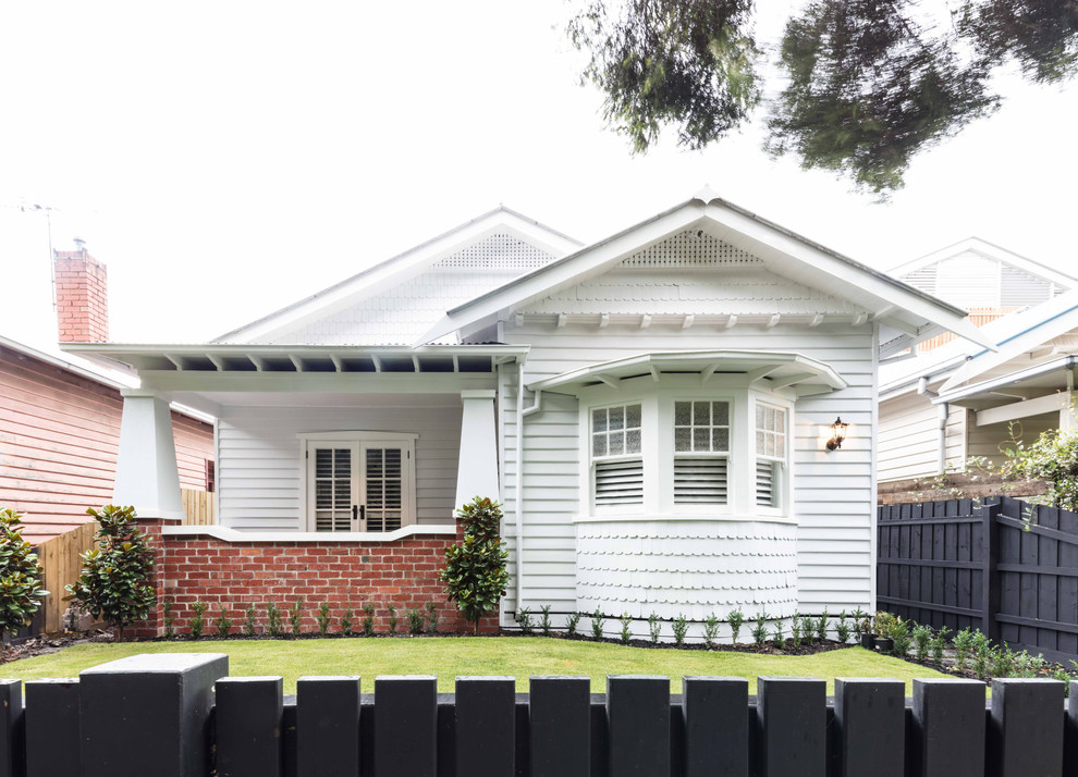 Einstöckiges Stilmix Einfamilienhaus mit Mix-Fassade, weißer Fassadenfarbe, Satteldach und Blechdach in Melbourne