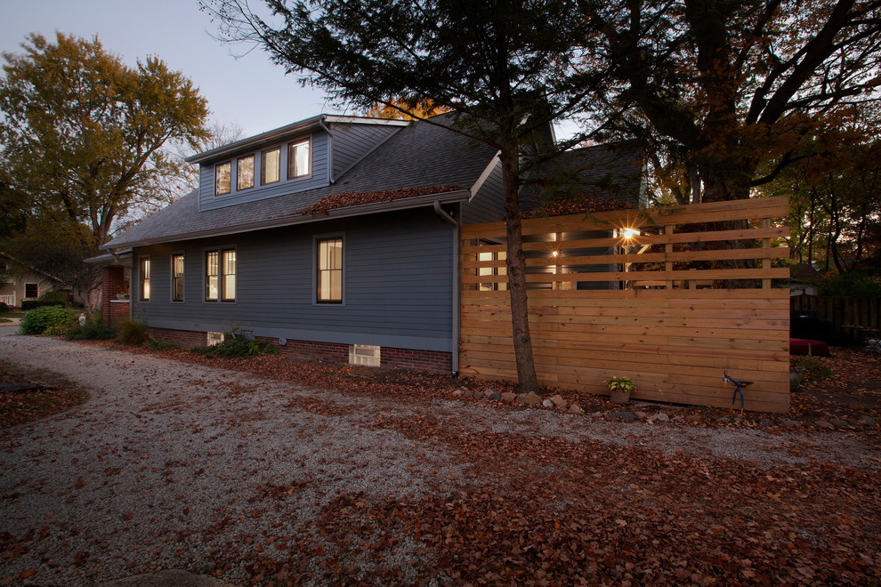 Foto de fachada de casa gris tradicional renovada de tamaño medio de dos plantas con revestimiento de aglomerado de cemento, tejado a dos aguas y tejado de metal