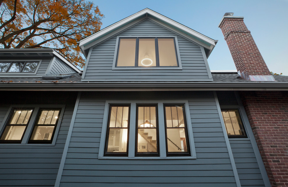 Mittelgroßes, Zweistöckiges Klassisches Einfamilienhaus mit Faserzement-Fassade, grauer Fassadenfarbe, Satteldach und Blechdach in Indianapolis