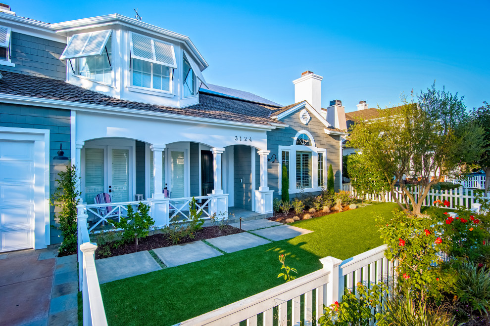 Geräumiges, Zweistöckiges Maritimes Haus mit blauer Fassadenfarbe, Mansardendach und Schindeldach in Orange County