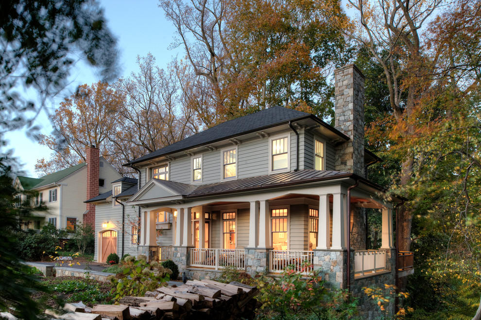 Modelo de fachada de casa beige de estilo americano de tamaño medio de dos plantas con revestimiento de vinilo, tejado a dos aguas y tejado de varios materiales