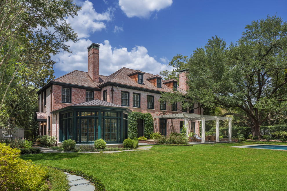 Mittelgroßes, Zweistöckiges Klassisches Haus mit Backsteinfassade und Walmdach in Houston