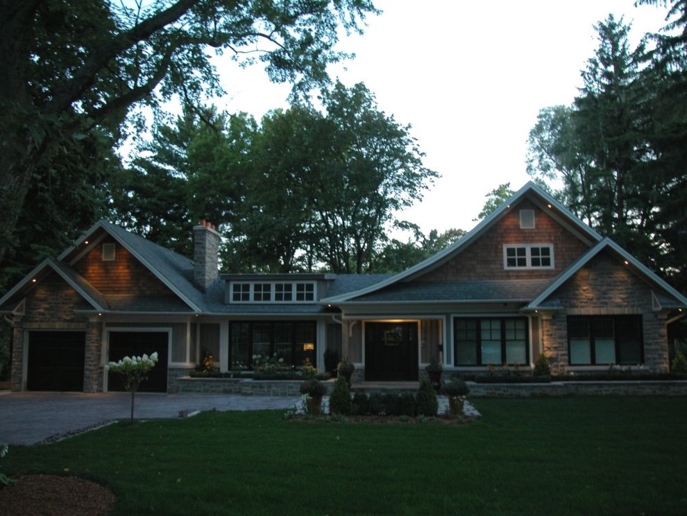 Стильный дизайн: большой, двухэтажный, коричневый частный загородный дом в стиле фьюжн с комбинированной облицовкой, двускатной крышей и крышей из гибкой черепицы - последний тренд