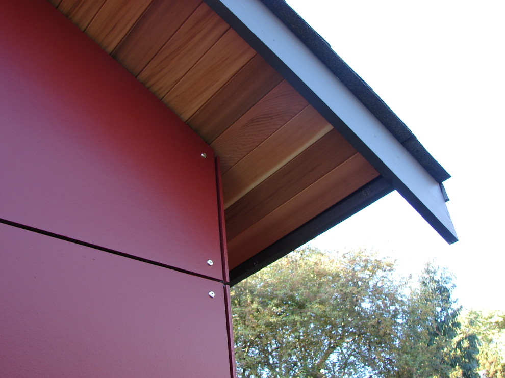 Kleines, Einstöckiges Modernes Haus mit Faserzement-Fassade, roter Fassadenfarbe und Satteldach in Seattle