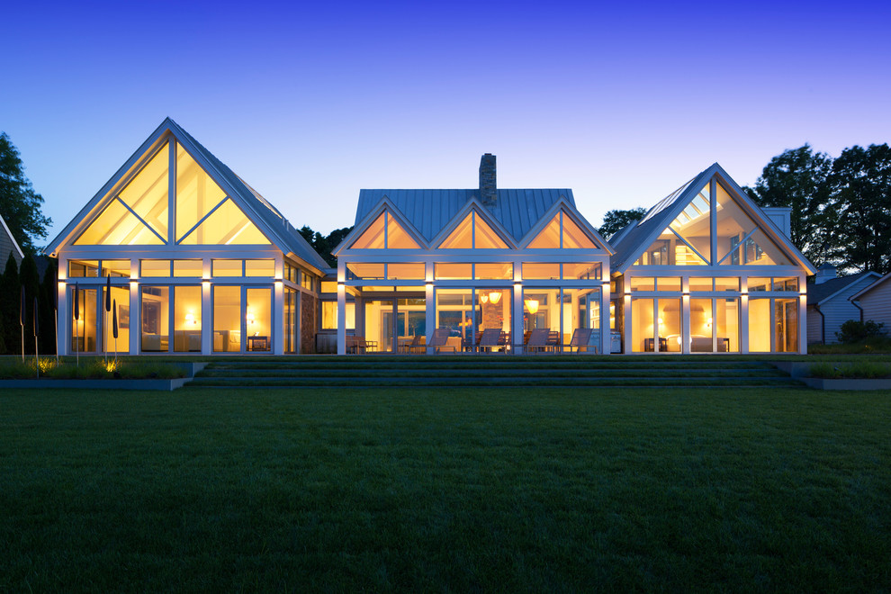 Idée de décoration pour une façade de maison marine en verre avec un toit à deux pans.