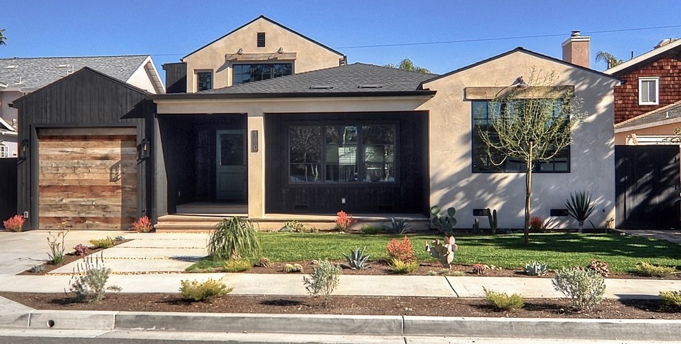 Mittelgroßes, Zweistöckiges Klassisches Haus mit schwarzer Fassadenfarbe, Satteldach und Schindeldach in Orange County