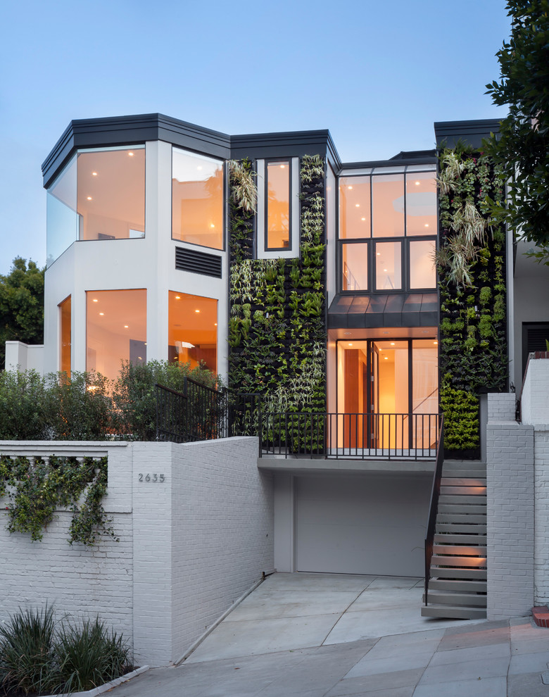 Zweistöckiges Modernes Haus mit Putzfassade, weißer Fassadenfarbe und Flachdach in San Francisco
