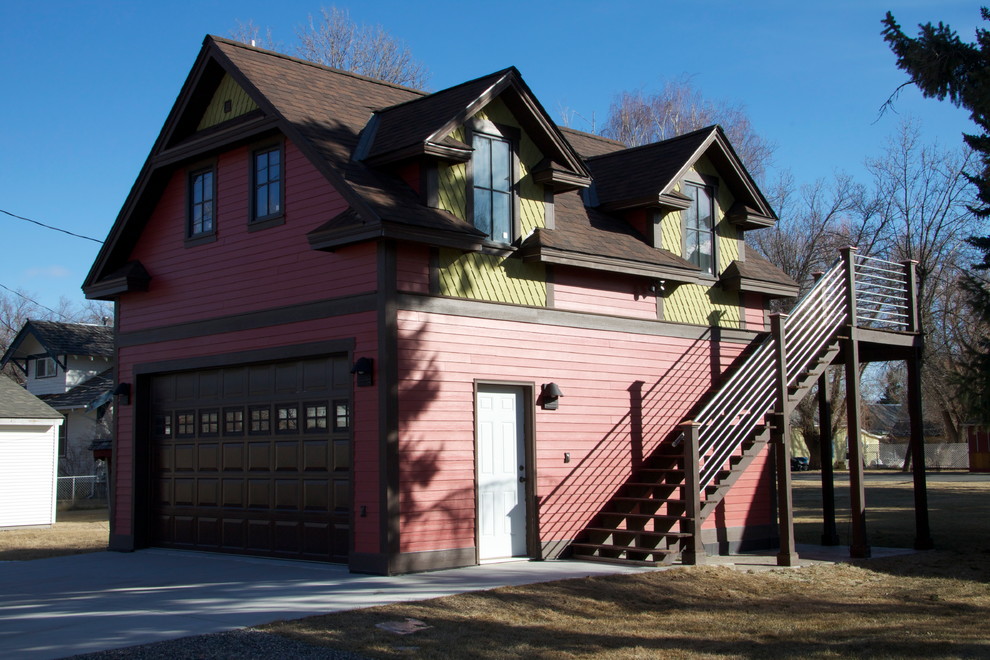 Foto della facciata di una casa piccola rossa classica a due piani con rivestimenti misti e abbinamento di colori