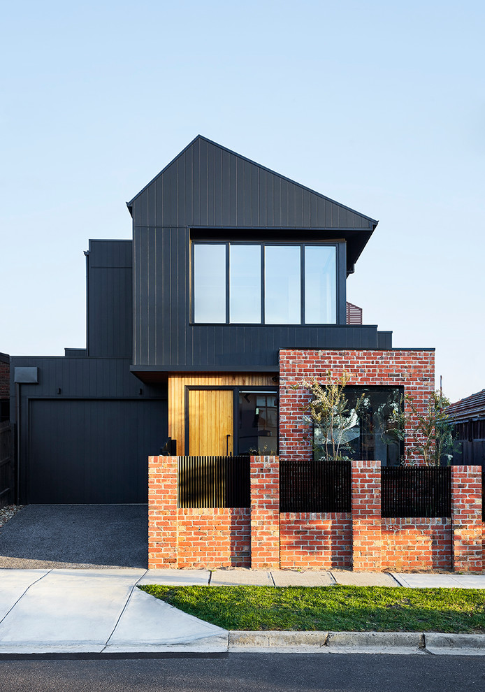 Foto della villa nera contemporanea a due piani di medie dimensioni con rivestimento in legno, tetto a capanna e copertura in metallo o lamiera