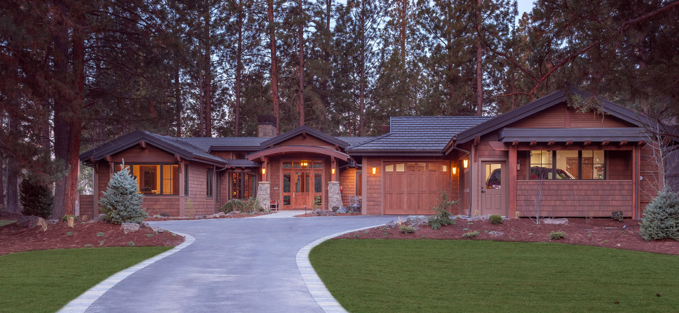 Bild på ett mellanstort amerikanskt brunt trähus, med allt i ett plan och platt tak