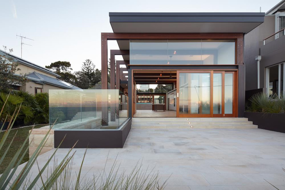 Großes Modernes Haus mit Mix-Fassade, schwarzer Fassadenfarbe und Flachdach in Sydney