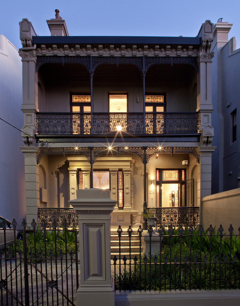 Immagine della facciata di una casa marrone vittoriana a due piani