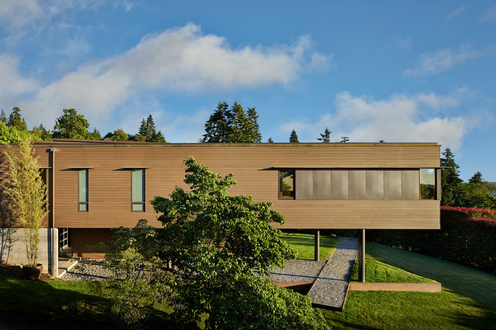 Идея дизайна: большой, двухэтажный, деревянный, коричневый дом в современном стиле с плоской крышей