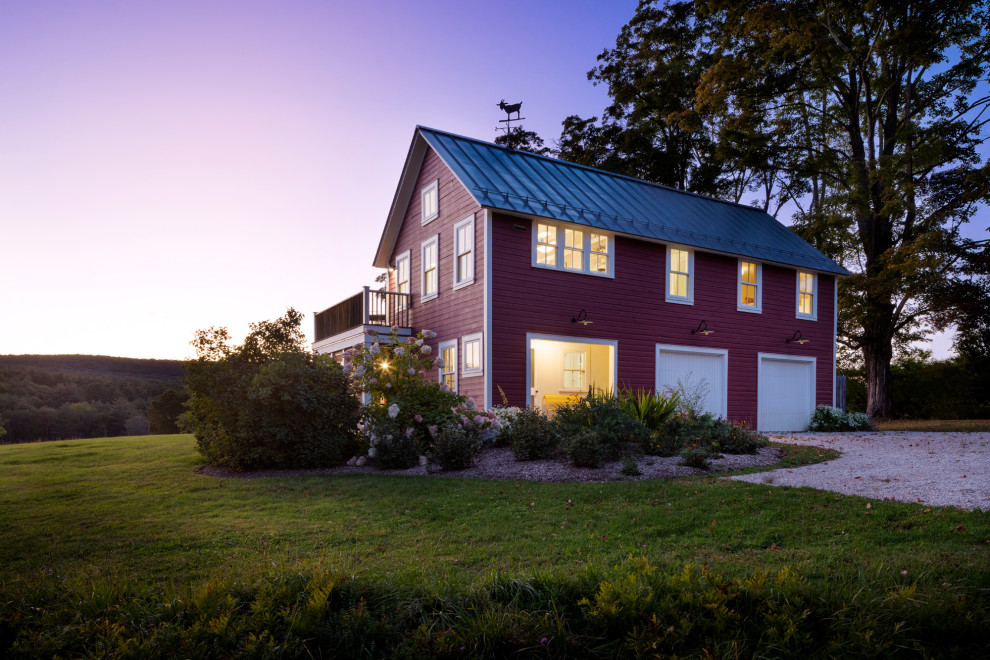 Esempio della villa rossa country a due piani di medie dimensioni con rivestimento in legno, tetto a capanna, copertura in metallo o lamiera, tetto nero e pannelli sovrapposti