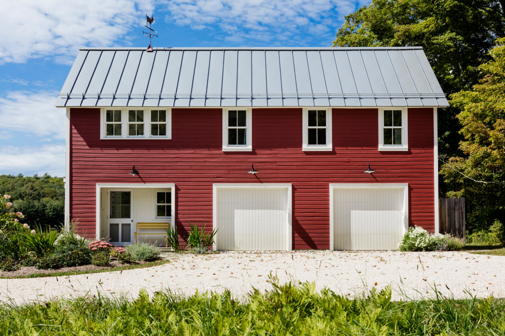 Idées déco pour une façade de maison rouge campagne en bois et bardage à clin de taille moyenne et à un étage avec un toit à deux pans, un toit en métal et un toit noir.