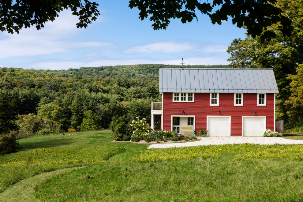 Foto della villa rossa country a due piani di medie dimensioni con rivestimento in legno, tetto a capanna, copertura in metallo o lamiera, pannelli sovrapposti e tetto grigio