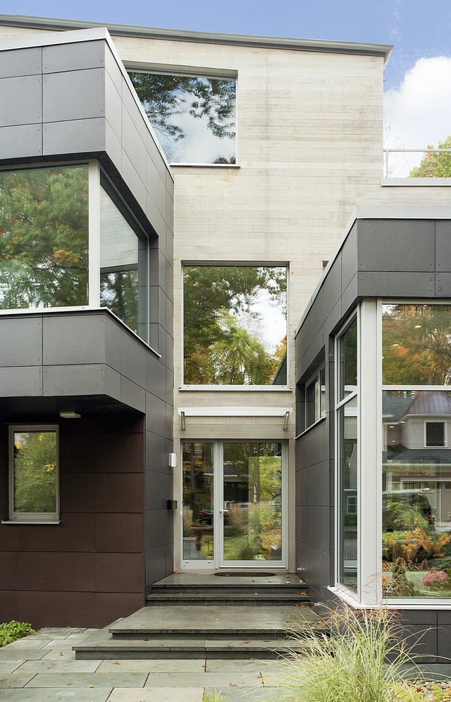 Свежая идея для дизайна: трехэтажный, коричневый дом среднего размера в стиле модернизм с комбинированной облицовкой и односкатной крышей - отличное фото интерьера