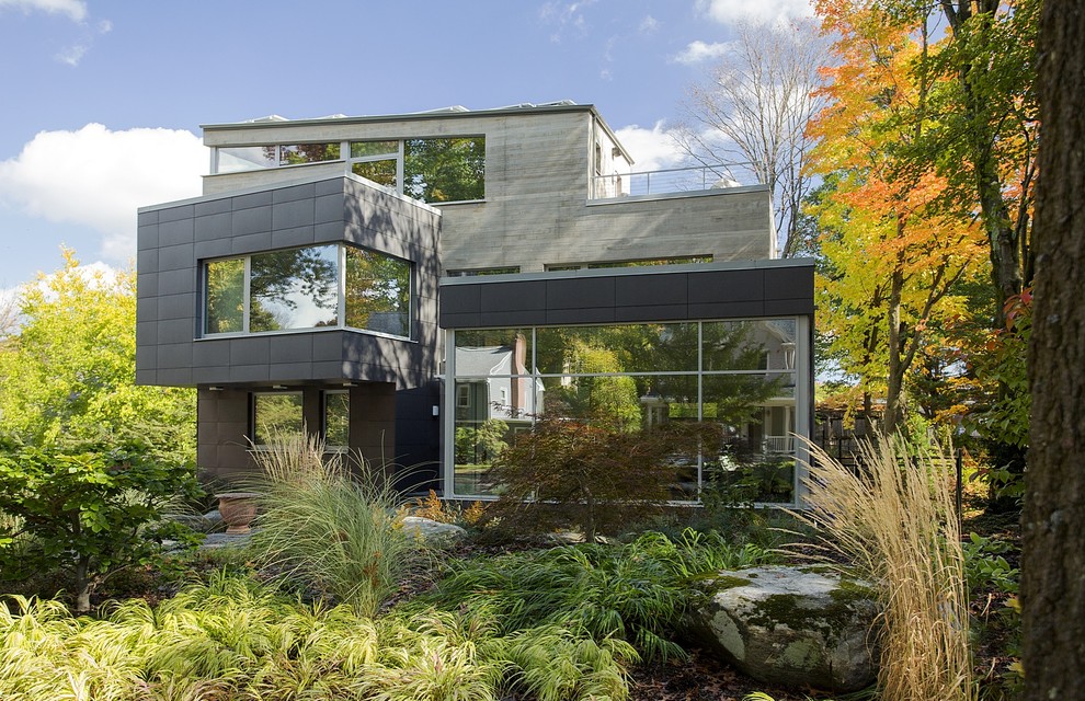 Источник вдохновения для домашнего уюта: трехэтажный, коричневый дом среднего размера в стиле модернизм с комбинированной облицовкой и односкатной крышей