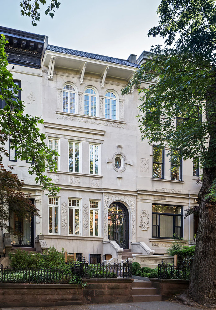 Dreistöckiges Klassisches Reihenhaus mit grauer Fassadenfarbe, Satteldach und Ziegeldach in New York