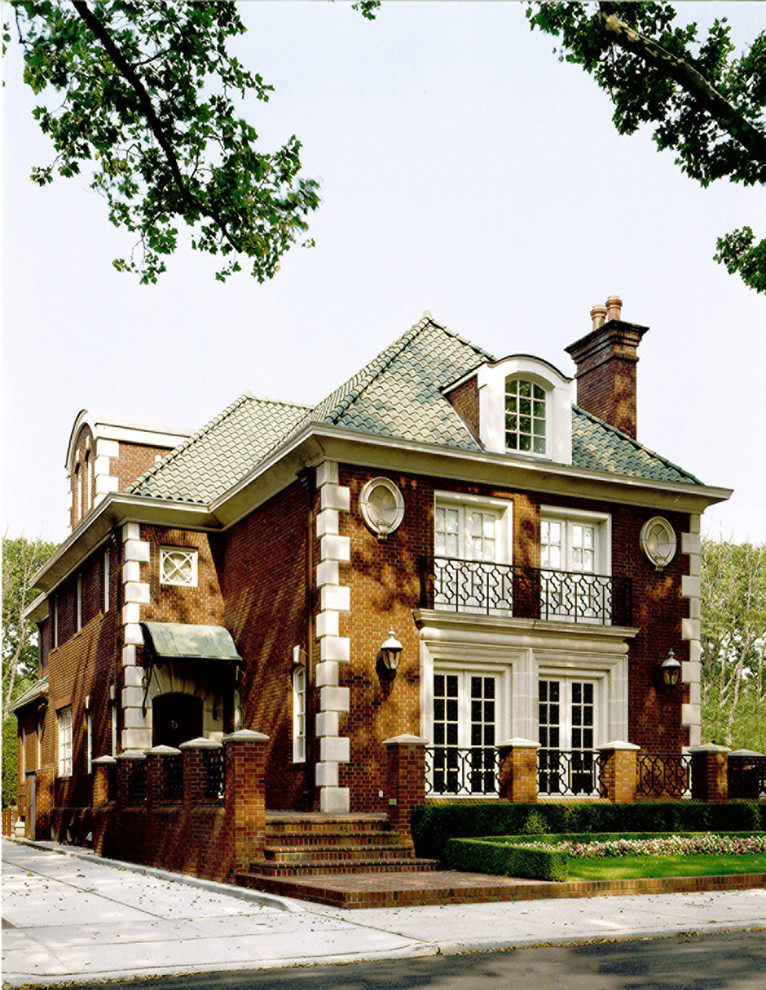 Источник вдохновения для домашнего уюта: большой, трехэтажный, кирпичный, красный дом в классическом стиле с вальмовой крышей