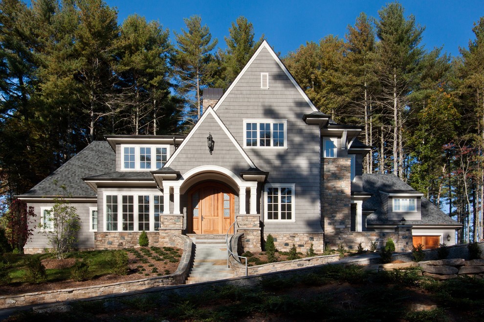 Стильный дизайн: большой, двухэтажный, деревянный, серый частный загородный дом в классическом стиле с двускатной крышей - последний тренд