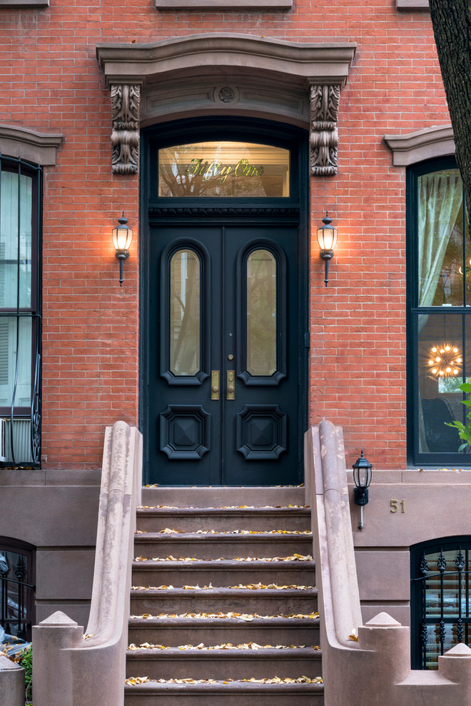 ニューヨークにあるトランジショナルスタイルのおしゃれな家の外観の写真