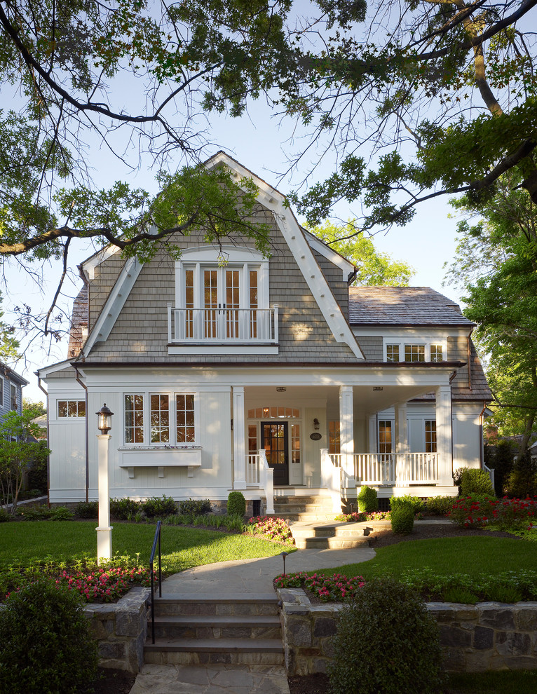 Modelo de fachada de casa gris clásica grande de dos plantas con revestimiento de madera, tejado a doble faldón y tejado de teja de madera