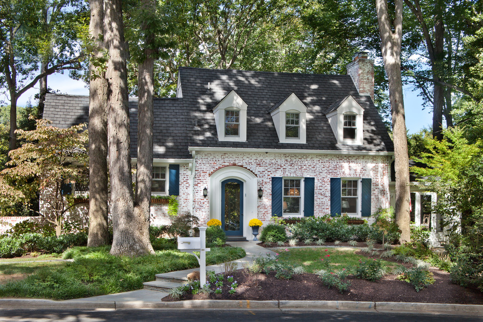 Стильный дизайн: двухэтажный, кирпичный, белый дом в классическом стиле - последний тренд
