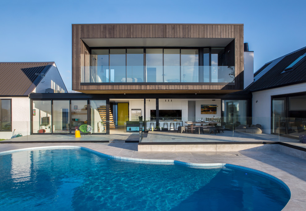 Zweistöckiges Modernes Einfamilienhaus mit Mix-Fassade, weißer Fassadenfarbe und Blechdach in Auckland