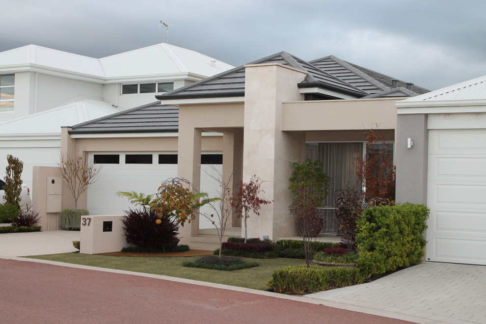 Kleines, Einstöckiges Einfamilienhaus mit Lehmfassade, gelber Fassadenfarbe, Walmdach und Ziegeldach in Perth
