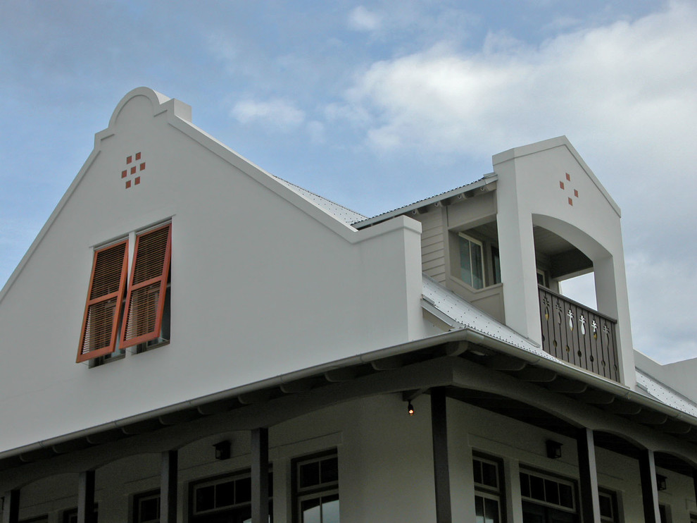 Example of an island style exterior home design in New Orleans