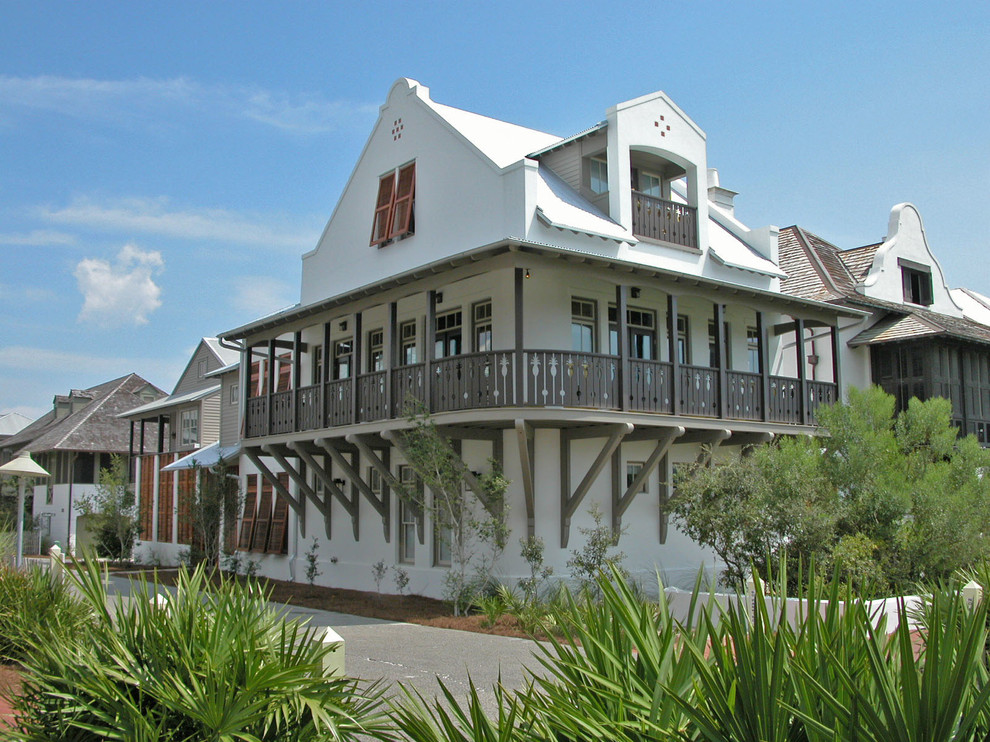 На фото: трехэтажный, белый дом в морском стиле