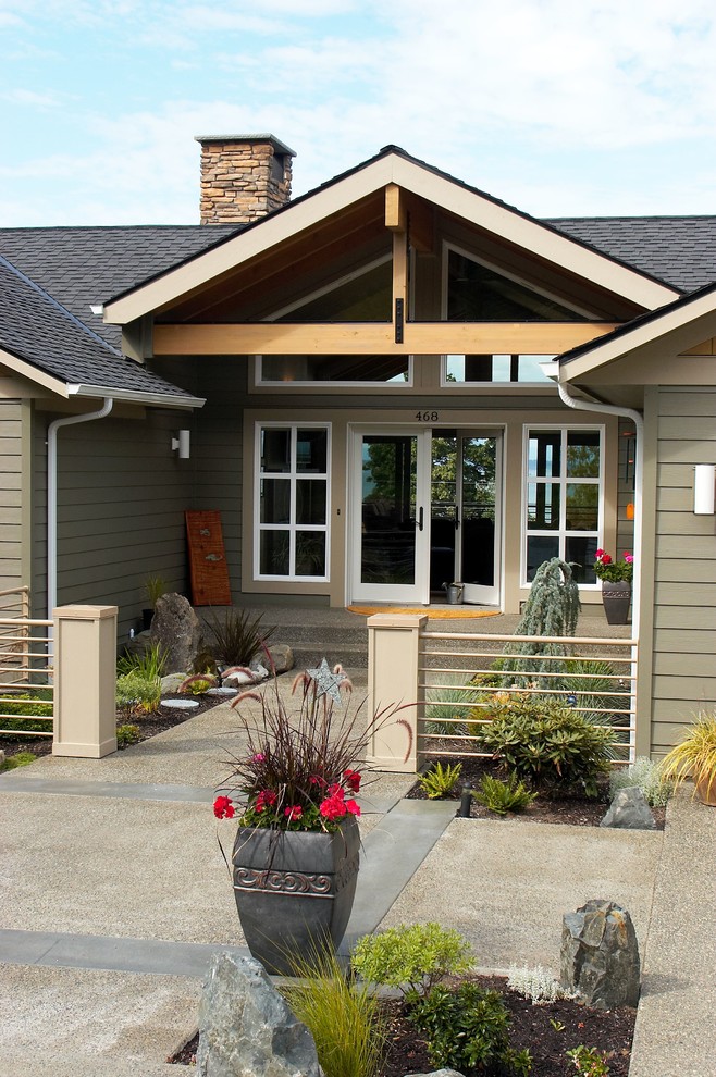Design ideas for a traditional house exterior in Seattle.