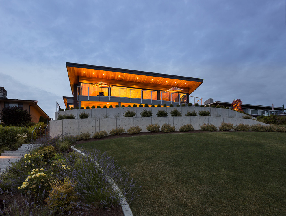 Inspiration for a large modern house exterior in Seattle.