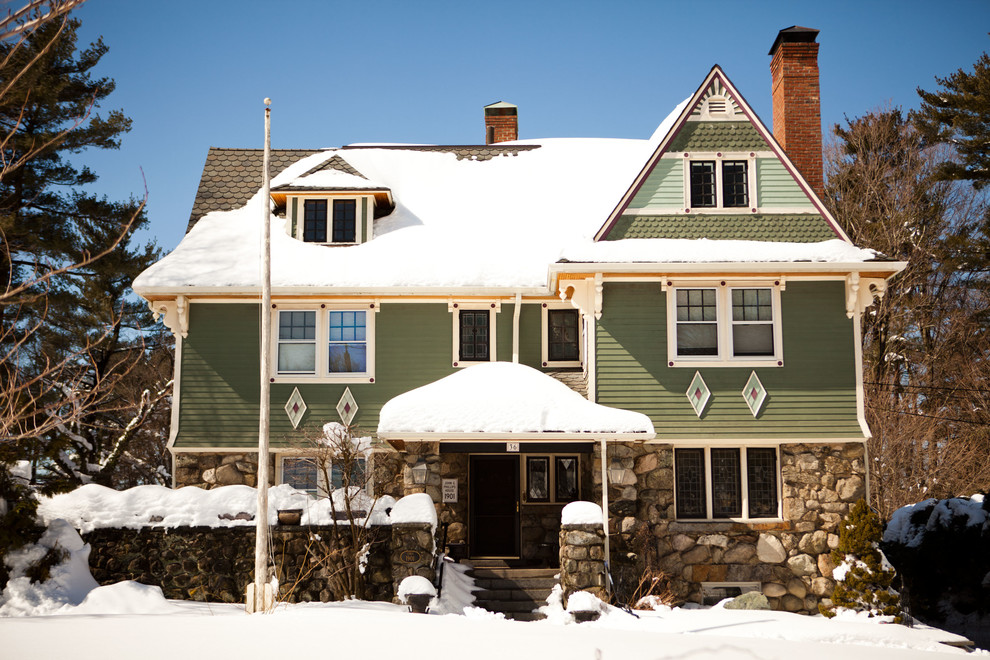 ボストンにあるヴィクトリアン調のおしゃれな家の外観 (緑の外壁) の写真
