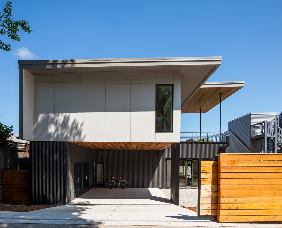 Mittelgroßes, Zweistöckiges Modernes Einfamilienhaus mit Faserzement-Fassade, weißer Fassadenfarbe, Pultdach und Misch-Dachdeckung in Seattle