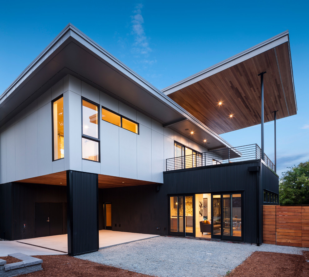 Стильный дизайн: двухэтажный, белый частный загородный дом среднего размера в современном стиле с облицовкой из металла, односкатной крышей и крышей из смешанных материалов - последний тренд