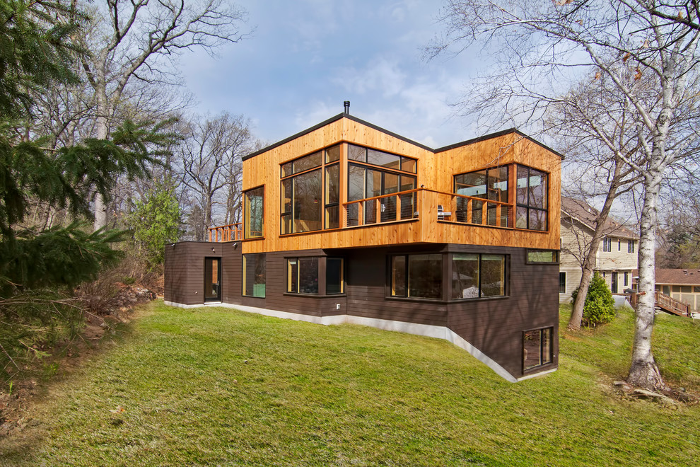 Ispirazione per la facciata di una casa marrone contemporanea a due piani con rivestimento in legno