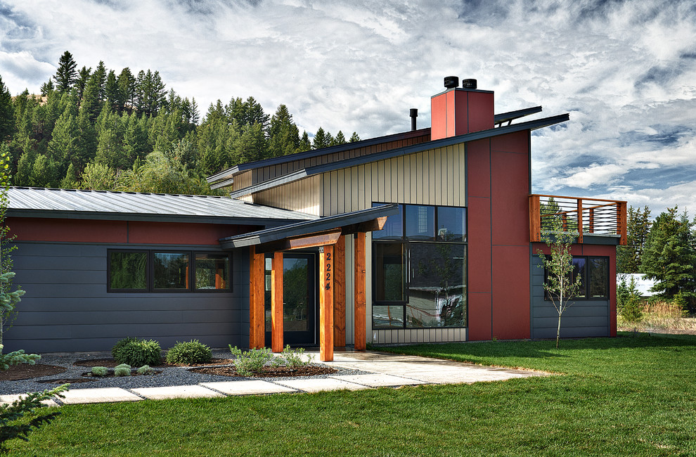 На фото: двухэтажный дом среднего размера в современном стиле с комбинированной облицовкой