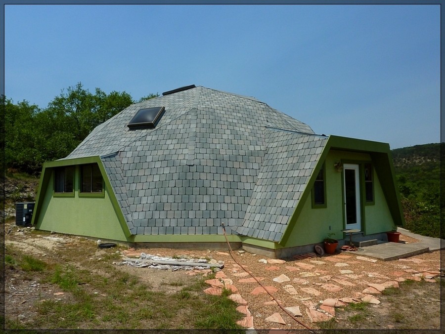 Réalisation d'une petite façade de maison verte minimaliste en stuc de plain-pied.