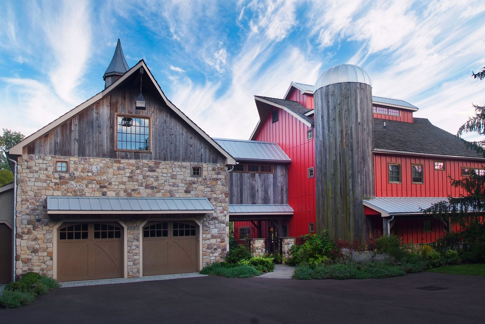 Источник вдохновения для домашнего уюта: красный, большой, двухэтажный барнхаус (амбары) дом в стиле кантри с комбинированной облицовкой и двускатной крышей