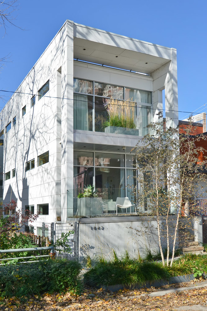 Foto della facciata di una casa moderna con rivestimento in cemento