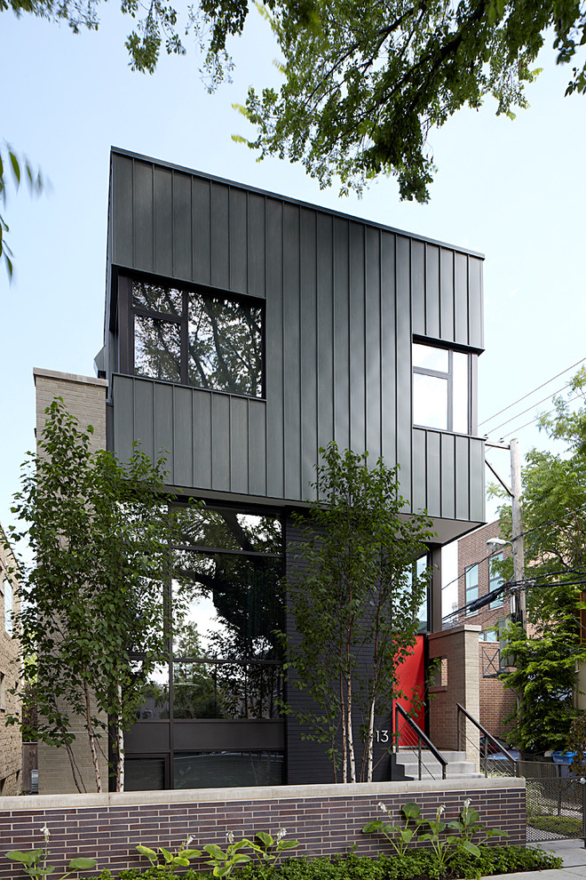 Bild på ett stort funkis grått hus, med tre eller fler plan, metallfasad och platt tak