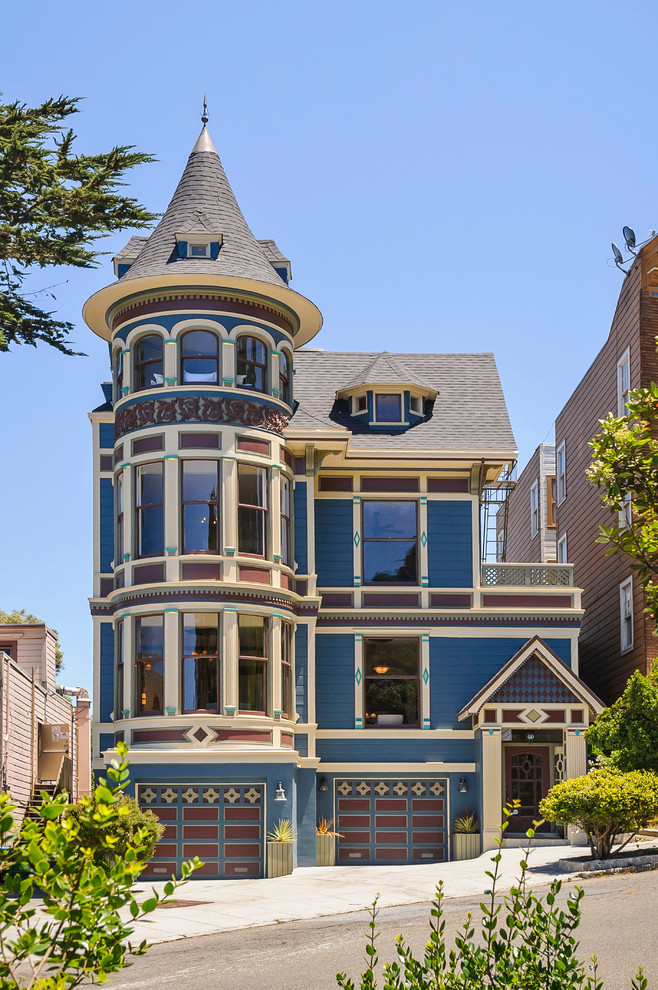 Идея дизайна: трехэтажный, синий дом в викторианском стиле