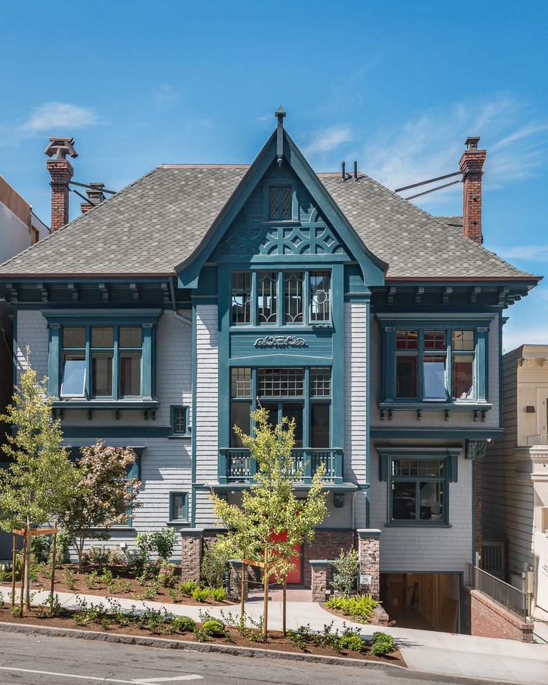 Zweistöckiges Klassisches Haus mit blauer Fassadenfarbe, Walmdach und Schindeldach in San Francisco