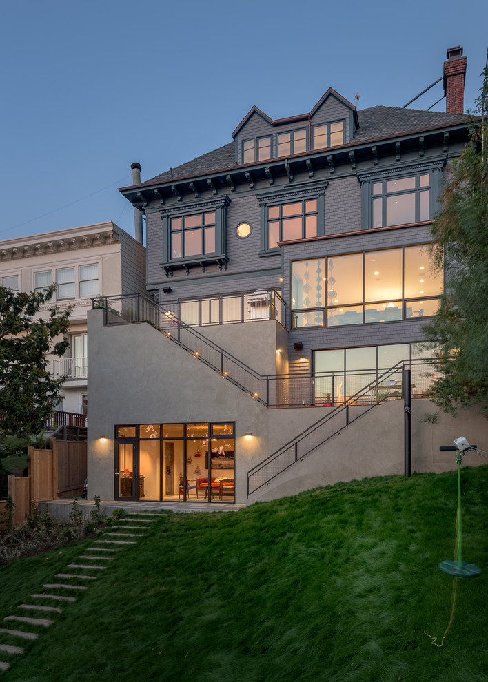 Dreistöckiges Klassisches Einfamilienhaus mit Mix-Fassade, grauer Fassadenfarbe, Walmdach und Schindeldach in San Francisco
